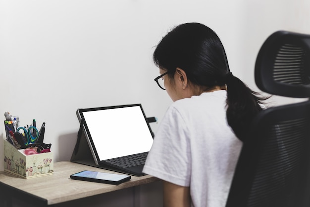Mulher asiática trabalhando em um laptop em casa