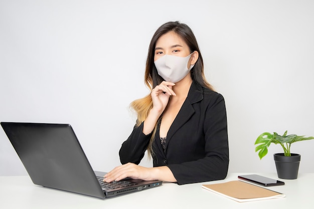 Mulher asiática trabalhando online no escritório
