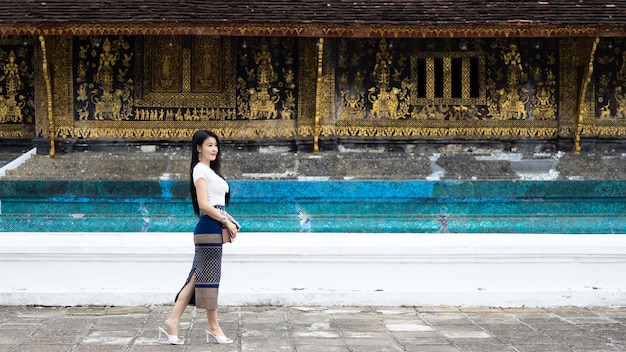 Mulher asiática turista viajante no templo Wat Xieng Thong em Luang Prabang Laos Wat Xieng Thong em Luang Prabang Laos UNESCO Town Luang Prabang Património Mundial Wat Xieng Thong templo