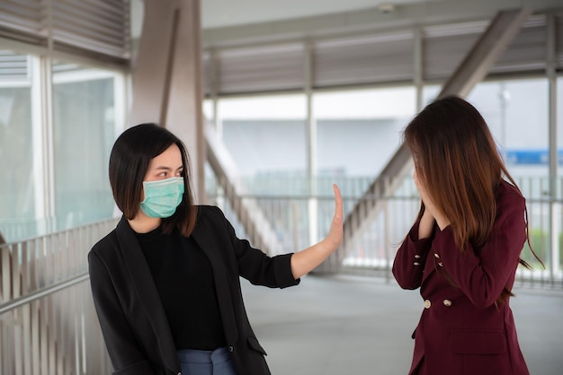 Mulher asiática usa máscara facial para proteger o vírus COVID19TailândiaDistanciamento social