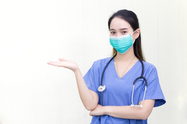 Mulher asiática usa roupas médicas e máscara facial para proteger a doença do Coronavírus 2019
