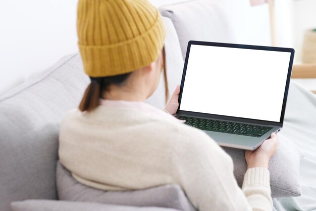 Mulher asiática usando laptop com tela em branco