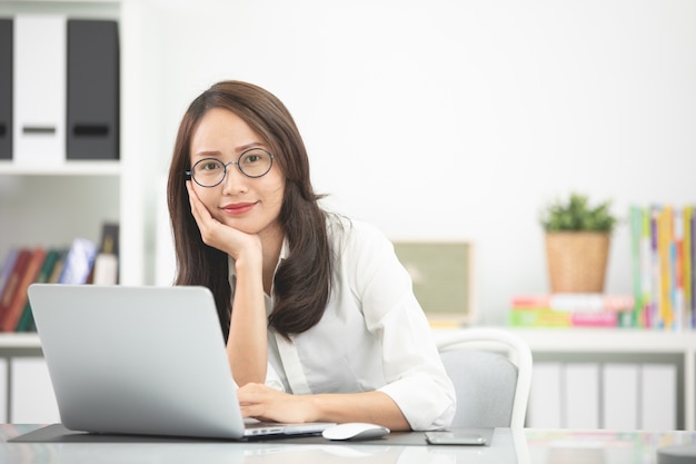 Mulher asiática usando laptop em casa,