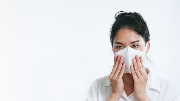 Mulher asiática usando máscara facial para proteger a infecção do Coronavírus