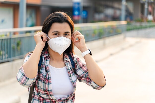 Mulher asiática usando máscara para proteger o vírus. Conceito de coronavírus COVID-19.