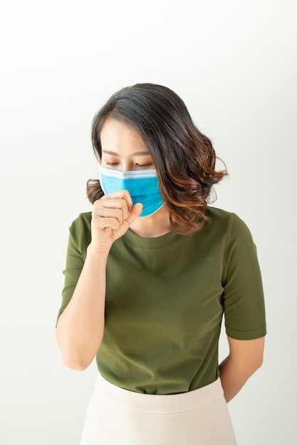 Mulher asiática usando proteção facial na prevenção de coronavírus