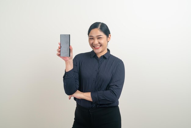 Mulher asiática usando smartphone ou celular