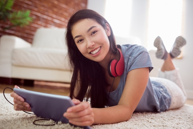 Mulher asiática usando tableta no chão