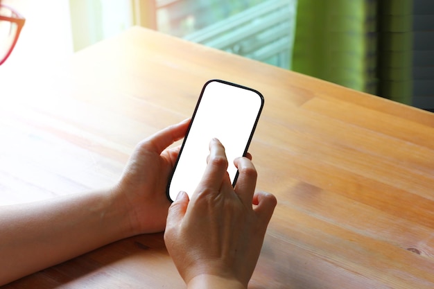 Mulher asiática usando telefone celular procurando novas informações de mídia e tecnologia com espaço de cópia no celular