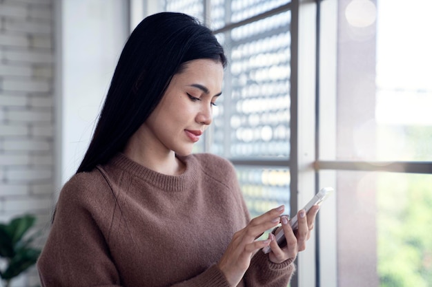 mulher asiática usando telefone celular