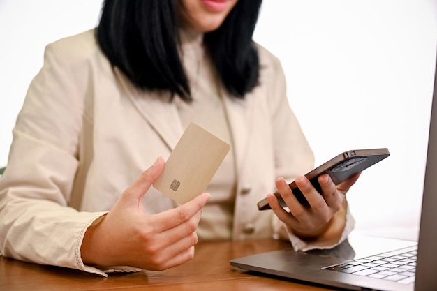 Mulher asiática usando um smartphone para pagar suas contas de compras usando mobile banking