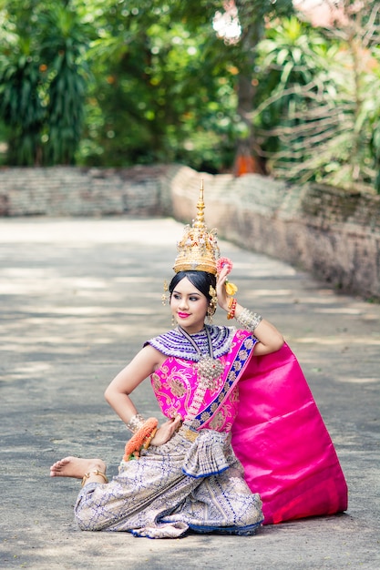 Mulher asiática usando vestido tailandês típico e tradicional, é literalmente significa