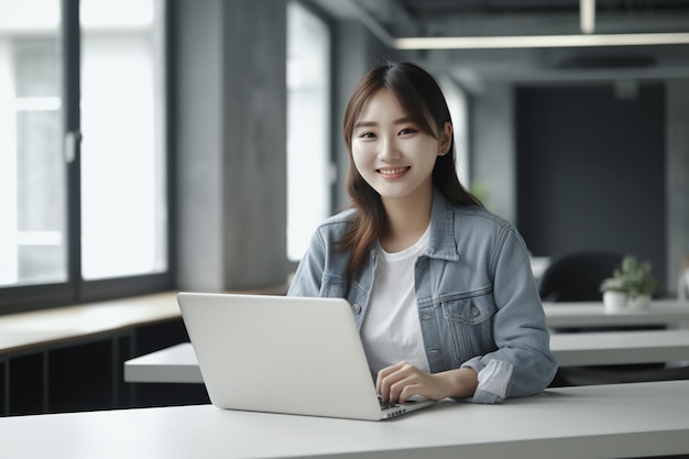 Mulher asiática vestindo jaqueta jeans trabalhando com laptop