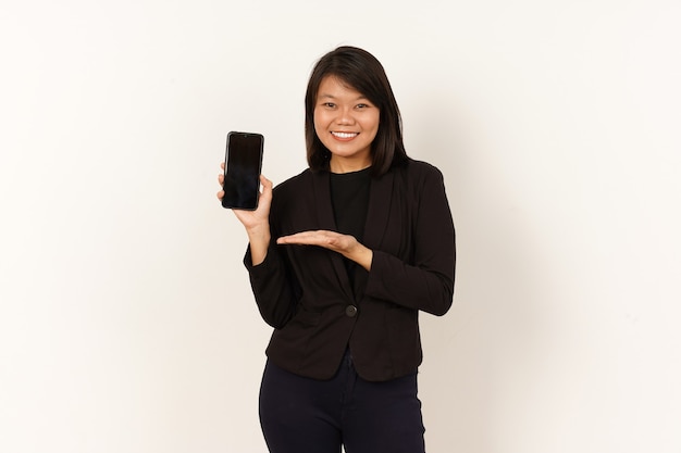 Mulher asiática vestindo terno preto segurando o smartphone e mostrando a tela do smartphone em branco isolada