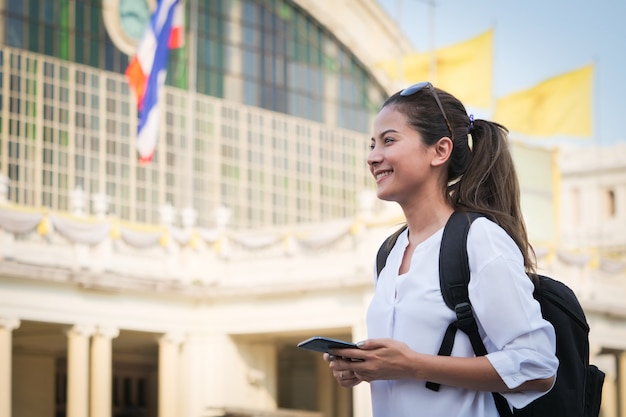 Mulher asiática, viajando com telefone celular