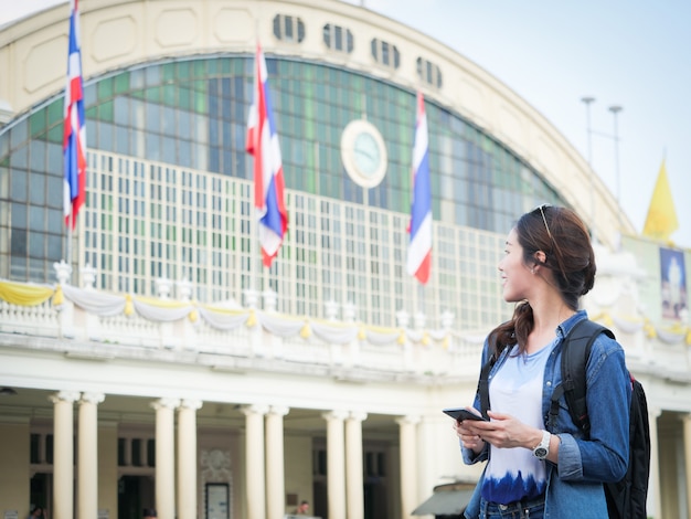 Mulher asiática, viajando com telefone celular