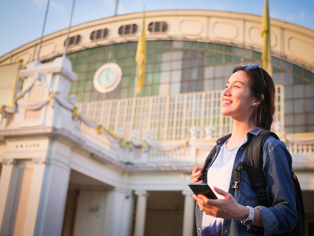 Mulher asiática, viajando com telefone celular