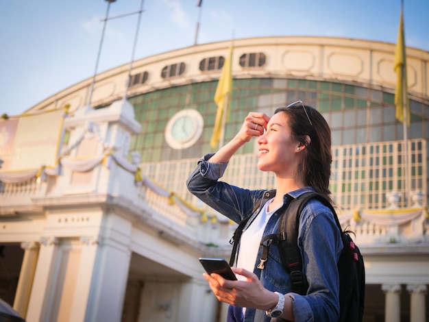 Mulher asiática, viajando com telefone celular