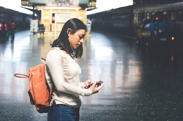 Mulher asiática viajando