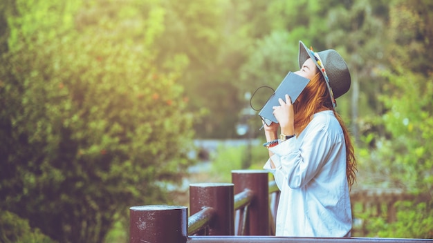 mulher asiática viajar relaxar