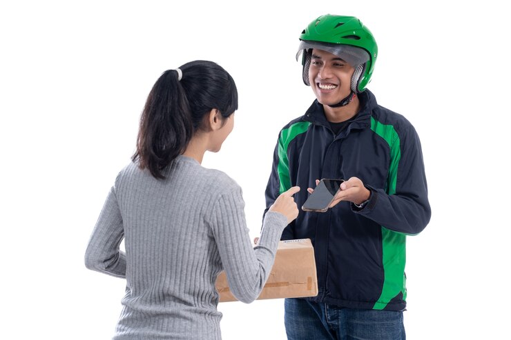 Foto mulher assinando o pacote que recebeu do correio de entrega