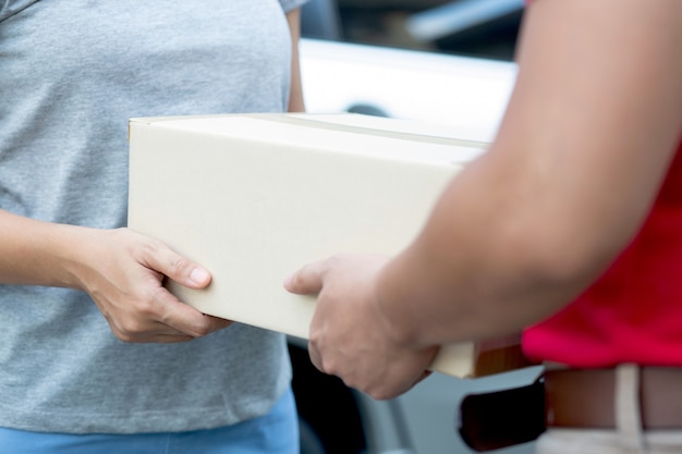 Foto mulher assinando pacotes de entrega de porta em porta e pedidos on-line