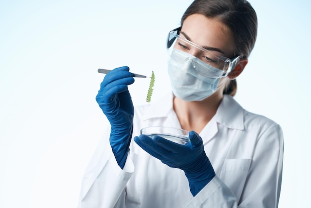 Mulher assistente de laboratório máscara médica pesquisa química closeup foto de alta qualidade