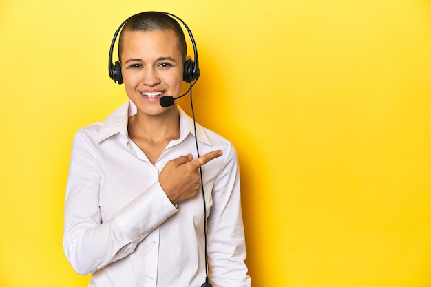 Mulher assistente virtual com fone de ouvido sorrindo e apontando para o lado mostrando algo no espaço em branco