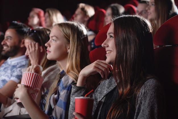 Mulher assistindo filme no cinema moderno.