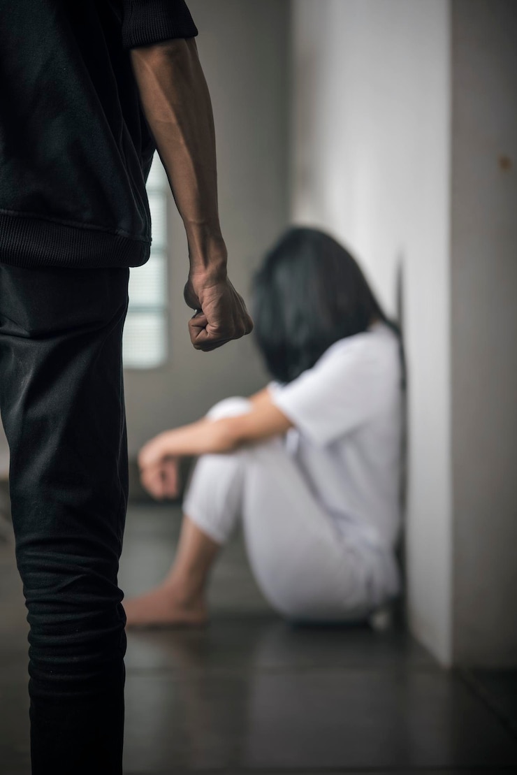 Foto mulher assustada por causa do macho apertou a mão