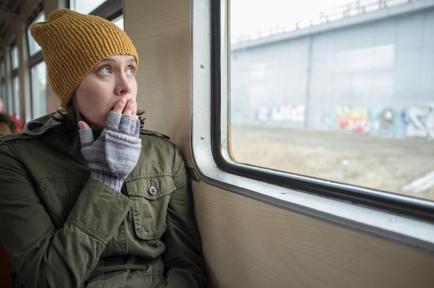 Mulher assustada viajando em um trem e olhando pela janela ela estava perdida ou esqueceu algo