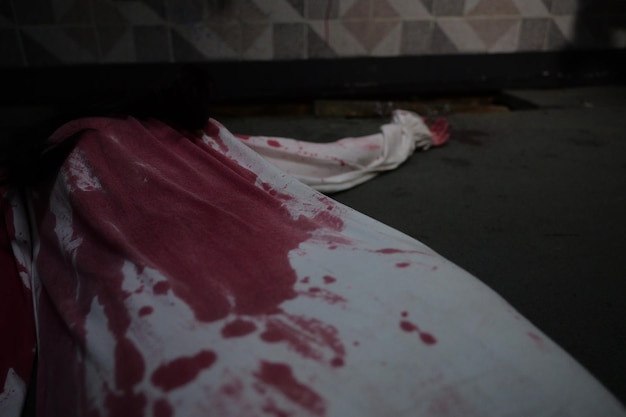 Mulher assustadora em vestido branco com mancha de sangue após assassinato conceito de halloween