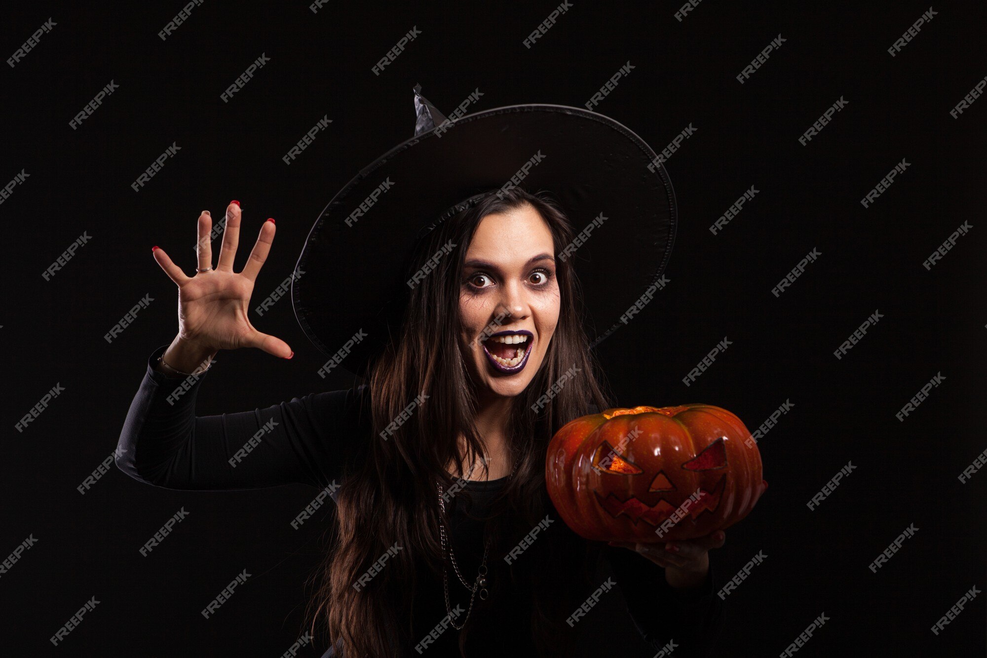 Mulher Em Traje De Bruxa Halloween Segurando Uma Grande Abóbora