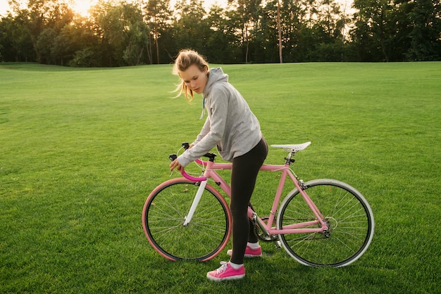 Mulher ativa, cansada de andar de bicicleta