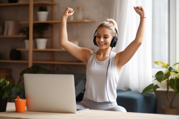 Mulher ativa faz exercícios em casa e assiste a vídeos de fitness online