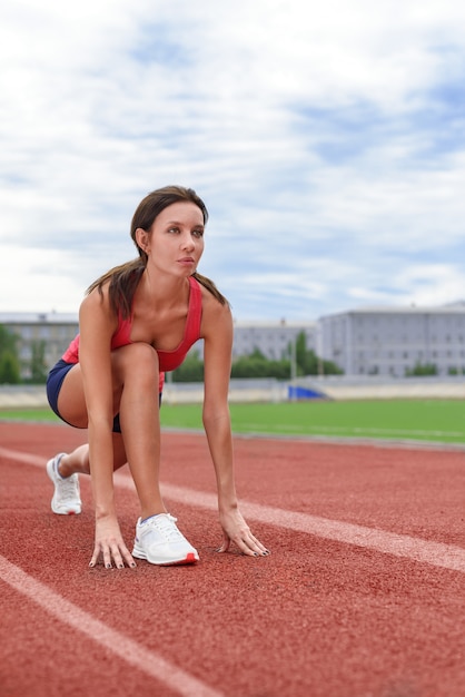 Mulher atleta nos blocos de partida