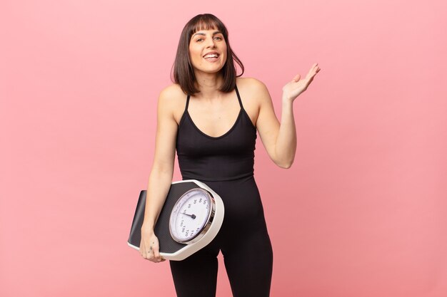 mulher atleta sentindo-se feliz, surpresa e alegre, sorrindo com atitude positiva, percebendo uma solução ou ideia