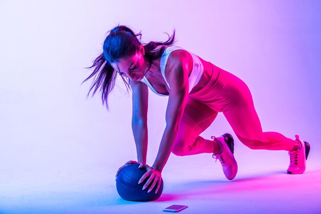 Mulher atlética com treino de fitness sportswear