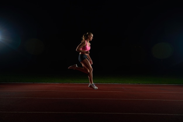 Mulher atlética correndo na pista de corrida