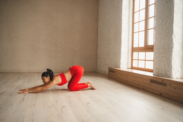 Mulher atlética em forma está esticando o corpo. Mulheres bonitas malhando na academia juntas.