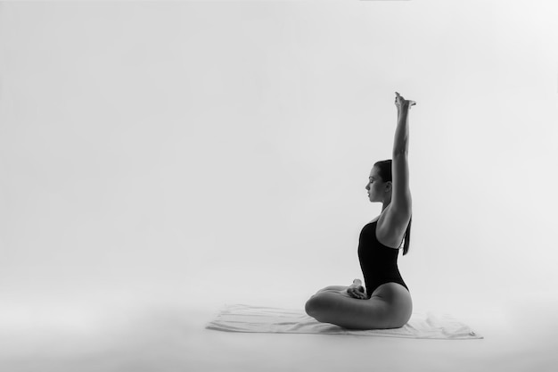 Mulher atlética em traje de banho fazendo flexões de ioga linda mulher se exercitando no estúdio