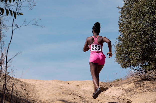 Mulher atlética participando de um cross country