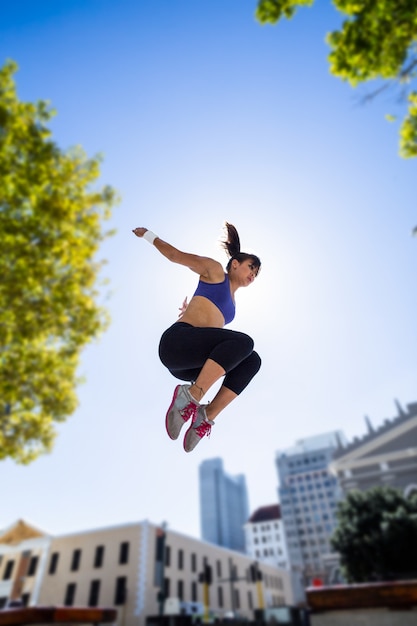 Mulher atlética pulando no ar