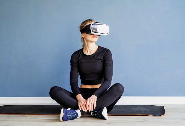 mulher atlética usando óculos de realidade virtual