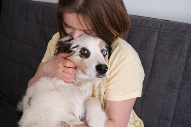 Mulher atraente abraço abraço lindo rosto bonito de cão pastor australiano azul merle