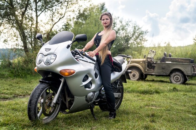 Mulher atraente andando de moto no verão