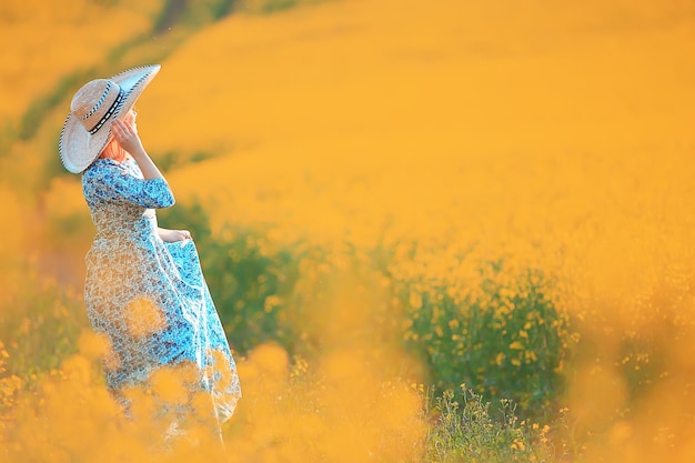 Mulher atraente ativa bonita, liberdade feliz vista de trás, em um campo de flores