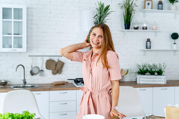 Mulher atraente brincando com frutas. Senhora muito sorridente mostrando suas emoções positivas.