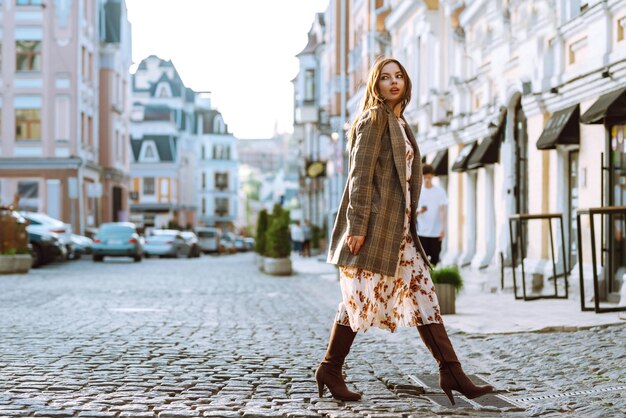 Mulher atraente caminhando na rua da cidade relaxando em um dia ensolarado garota da primavera conceito de estilo de vida