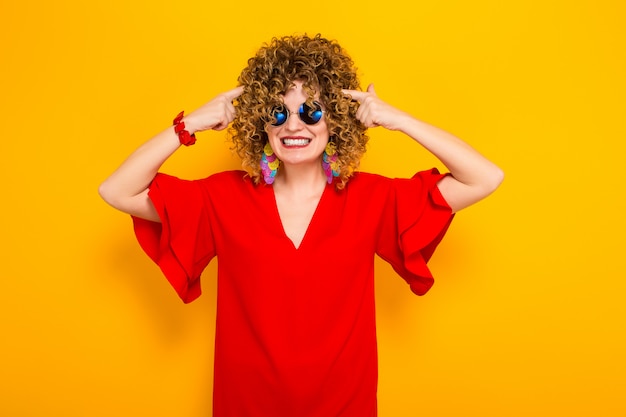 Mulher atraente, com cabelo curto e encaracolado